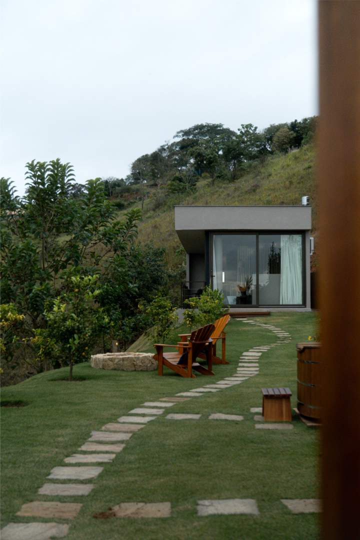 Vista da varanda da Cabana Huna para o vale verde e as montanhas da Serra Fluminense